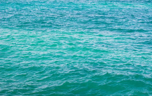 Mar azul agua ondulada perspectiva superficie fondo náutico fondo de pantalla naturaleza patrón — Foto de Stock
