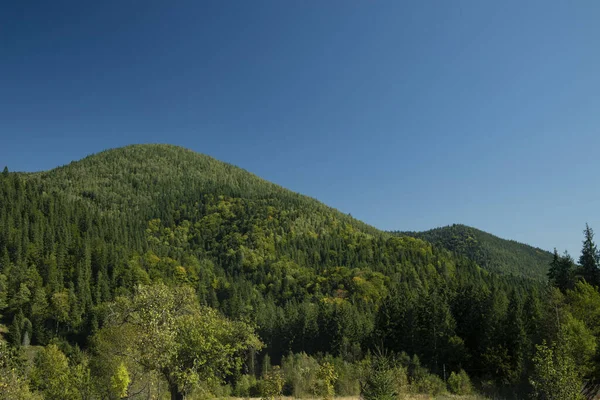 Tiempo de verano verde montaña colina parque nacional naturaleza paisaje vista panorámica cielo azul fondo —  Fotos de Stock