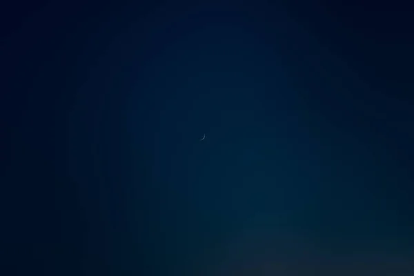 Sfeer romantisch natuur shot van zachte focus weinig maan op donkere nacht leeg hemel, kopieer ruimte — Stockfoto