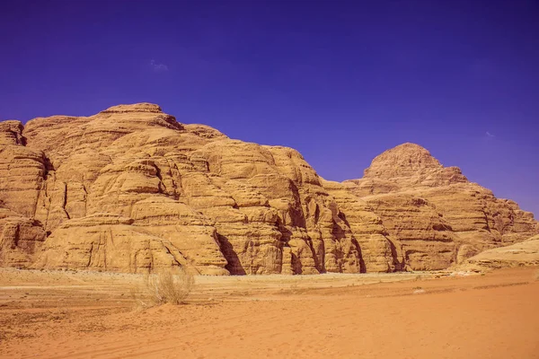 Pintoresco paisaje del desierto rocas arena piedra seco calentamiento naturaleza desierto ambiente en brillante verano tiempo caliente día — Foto de Stock