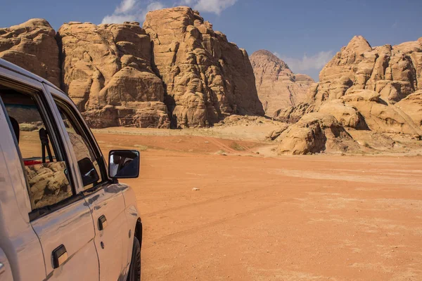 Travel tour by car in Wadi Rum Easter desert landscape dry scenic nature environment picturesque rocky mountains background travel life style concept picture — Stockfoto