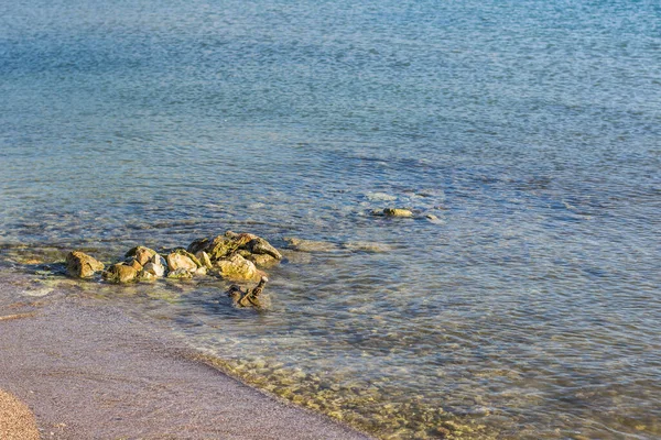 Playa tropical de arena de mar costa con piedra en el distrito frente al mar en el agua, fondo de pantalla patrón con espacio vacío para copiar o su texto aquí — Foto de Stock