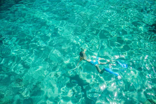 Natação snorkeling mulher verão tempo água atividade vida estilo paixão conceito imagem — Fotografia de Stock