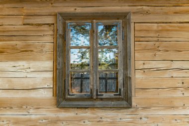 Klasik tarz pencere çerçevesi kırsal ev ahşap güverte duvar dış görünüş cam yansıması ile arka plan görüntüsü