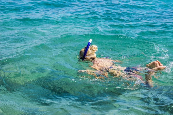 Natação snorkeling menina em máscara Mar vermelho água natureza ambiente ao ar livre verão férias tempo vida estilo esporte e atividades de recreação — Fotografia de Stock