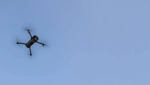 Dispositivo de avión no tripulado volador para el vídeo aéreo y la toma de fotos imagen concepto de tecnologías modernas en el fondo de cielo azul fondo de pantalla patrón de publicidad espacio de copia para su texto aquí — Foto de Stock