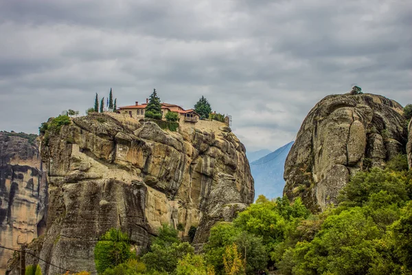 Malerische panoramische Landschaft Zielort von Hochland felsigen christlichen Kloster auf der Spitze der Meteora-Berge in Griechenland bewölkt grauen Himmel Hintergrund Reisefotografie-Konzept — Stockfoto