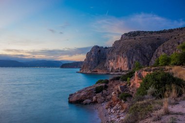 Güzel romantik deniz dağı Rock doğa manzarası günbatımında açık hava zamanı yumuşak renkli ışıklarla