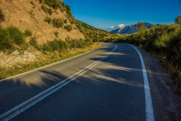 Prázdný auto silnice v krásné horské scenérie prostředí krajiny a pozadí v dobré jasné počasí — Stock fotografie