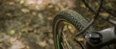 döngü tekerleği yumuşak odak nesnesi toprak yolda bulanık arkaplan alanı bir rota üzerinde