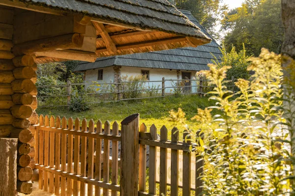 Jardim aldeia manhã sol subir vista panorâmica casa varanda parque ambiente ao ar livre — Fotografia de Stock