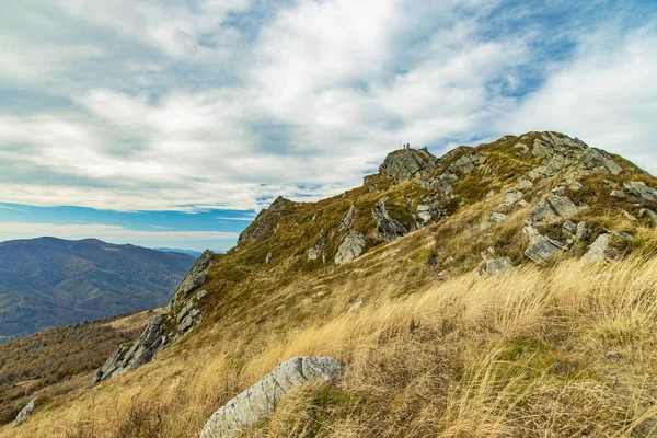Высокая вершина горы скалистая каменная земля живописный вид общий пейзаж с облачно-голубым небом фоновое пространство — стоковое фото