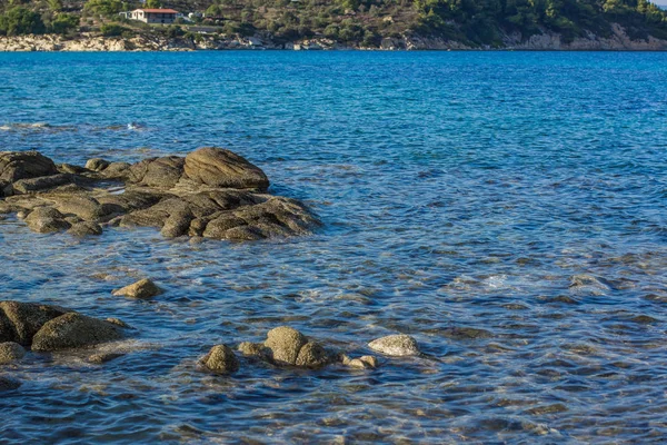 Kámen pobřeží linie malebný pohled modrá voda nádrž laguny prostor — Stock fotografie