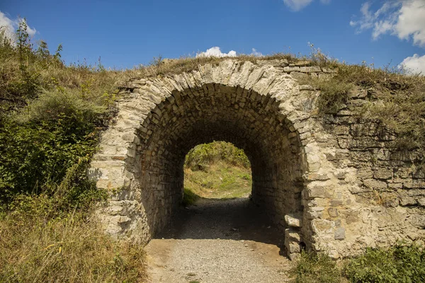 Ruinas antiguas de la pared del castillo túnel arco forma paso país lado ambiente al aire libre — Foto de Stock