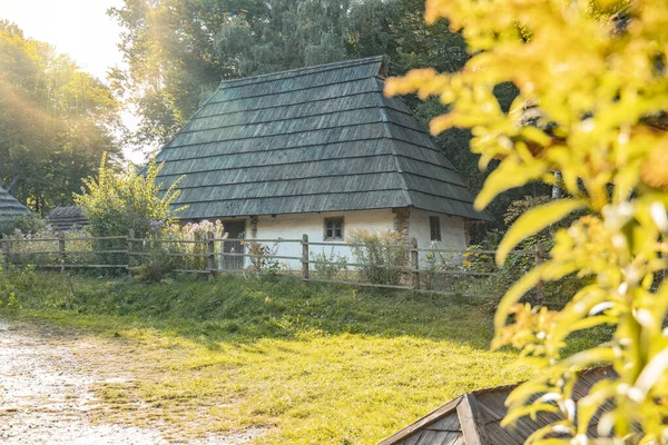 ウクライナ村農村住宅庭園公園屋外自然空間朝日がグレア光線で時間を上げる — ストック写真