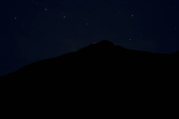 Oscuro cielo nocturno paisaje fotografía abstracta de silueta de montaña negro forma en el cielo estrellado fondo espacio vista panorámica —  Fotos de Stock