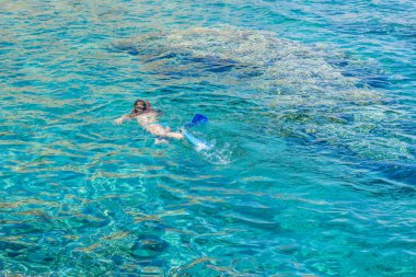 Yaşam tarzı su aktiviteleri. Kızıl Deniz manzaralı yüzen kadın. Yaz mevsiminde yukarıdan öngörü alıyor.