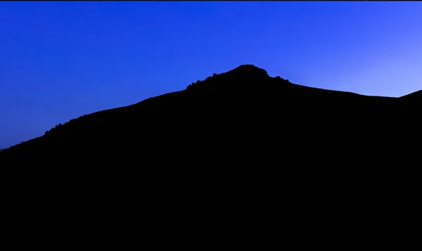 Gebirgsform abstrakte Landschaft auf klassisch blauem Nachthimmel Hintergrund Natur Konzept Bild leer Kopierraum für Ihren Text — Stockfoto