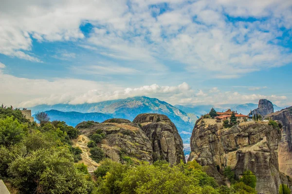 Meteora Řecko křesťanské skalnatý klášter panoramatické barevné krajiny scénický pohled živé léto čas jasné počasí — Stock fotografie