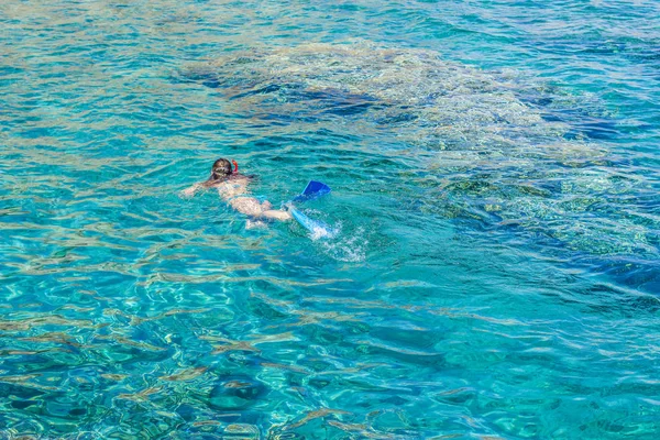 Estilo de vida atividades aquáticas mulher nadadora em Mar Vermelho vista cênica foreshortening de cima na temporada de verão — Fotografia de Stock
