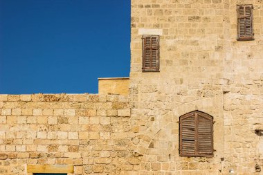 Antika mimari şekilli taş bina dış cephe duvarı pencereleri kapalı köşe çerçeve kopya veya metin için klasik bir boş gökyüzü arkaplan alanı