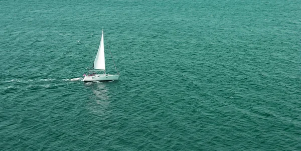 Yacht eau de mer vue du dessus motif papier peint paysage vintage style couleurs photographie aérienne drone avec espace de copie vide pour votre texte — Photo