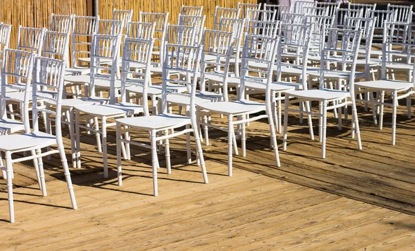 Sillas de muebles filas al aire libre en la cubierta de madera patio exterior para algún evento —  Fotos de Stock