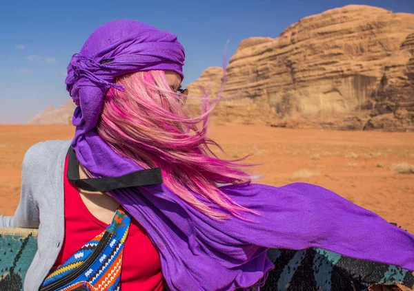 Menina fluttering cabelo na velocidade turística conceito imagem no carro passeio tempo no deserto paisagem natureza ambiente areia pedra montanha fundo — Fotografia de Stock