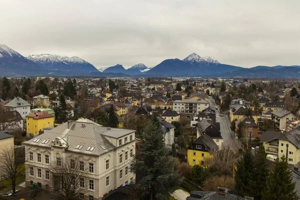 Depressão temperada atmosfera de outono temporada na cidade austríaca Salzburgo vista superior com casas e montanhas Alpes paisagem fundo — Fotografia de Stock