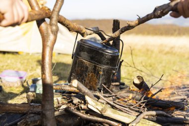 Kamp ateşinde bovling oynayan doğa manzarasında yaşam tarzı konsepti çizen bir bovlingci.