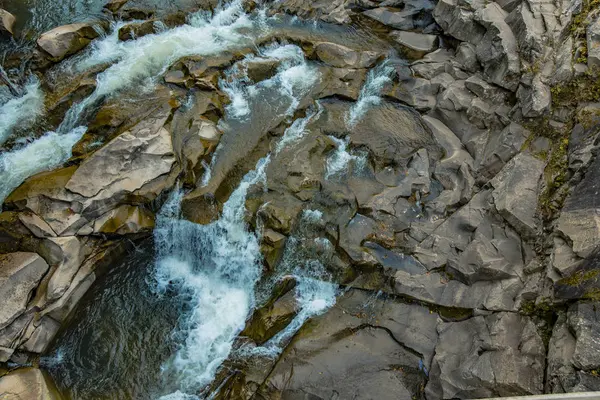 Vue de dessus rivière rocheuse ruisseau montagnes montagneuses nature eau mouvement paysage image — Photo