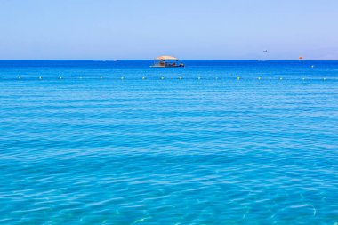 Bungalov su üzerinde yüzer. Kızıl deniz manzarası yaz mevsimi manzarası canlı renkler. Deniz manzarası deniz manzarası.