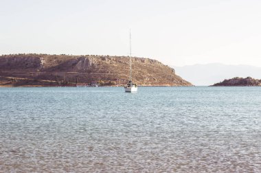 Yaz tatili duvar kâğıdı, deniz koyunda küçük bir yat konsepti. Güney Akdeniz manzarası. Dağlar ve kayalarla çevrili.