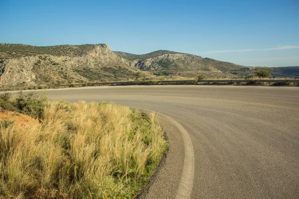 Zakřivené auto silnice v horách hora příroda krajina v suchém počasí léto čas Středozemní moře okres — Stock fotografie