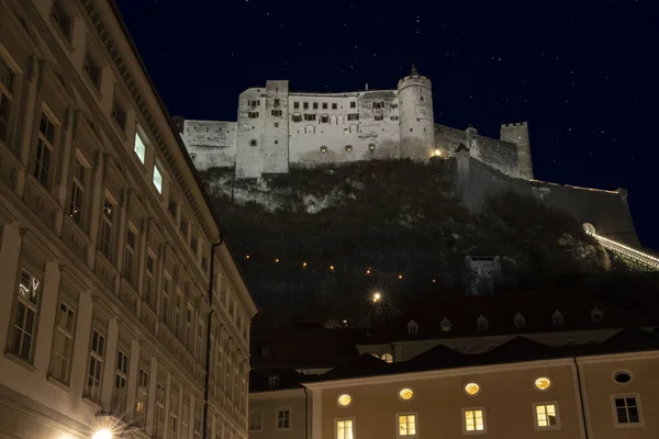 Avrupa 'nın eski kenti Salzburg' da gece turu konsepti. Tarihi kent merkezinin uzun pozlama görüntüleri. Gökyüzü arka planında yıldız manzaralı tepe üzerindeki tarihi nesneler ve şato. — Stok fotoğraf