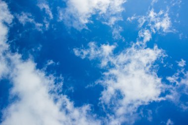 bulutlu mavi gökyüzü arkaplan doğa duvar kağıdı renkli görünüm boş kopya alanı burada