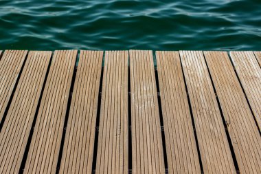 Ahşap güverte dış yüzey dış zemin perspektifi arka plan dokusu ve deniz su yüzey duvar kağıdı deseni kopya için boş alan ya da metniniz için buraya