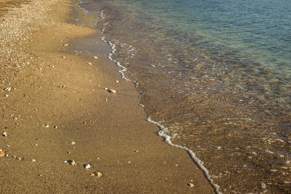 夏の朝の柔らかな色砂のビーチの風光明媚な風景海辺の落ち着いた場所リラックスして遊歩道コピースペースあなたのテキストはこちら — ストック写真