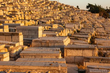 Kudüs Yahudi mezarlığı dünya din mirası manzarası yumuşak turuncu günbatımı aydınlatma romantik akşam saatinde