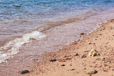 deniz kıyısı kumsal taşı zemin desenli yüzey ve temiz su perspektifi burada metin için basit arka plan