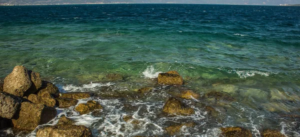 Linha Costa Mar Superfície Água Azul Vívida Com Ondas Pedra — Fotografia de Stock