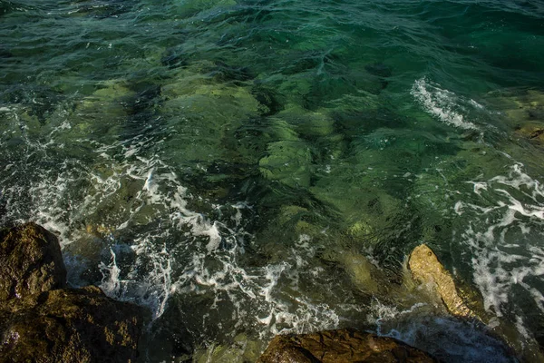 海滨透明绿水表面自然背景当地风景景观从上而下波涛冲破石器 — 图库照片