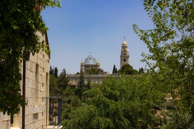 Doğu mimari sarayı arka plan manzaralı park dalları Kudüs 'ün eski şehri İsrail' de açık hava zamanı