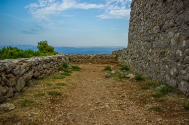 Avrupa kalesi kaya kalıntıları kavramı sadece burada metin için boş kopya alanı olan sağ taş duvar nesnelerine odaklandı