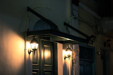 yumuşak odak arka sokak atmosfer kavramı fener ışığı ve pencere ile eski şehir bölgesi inşaatında