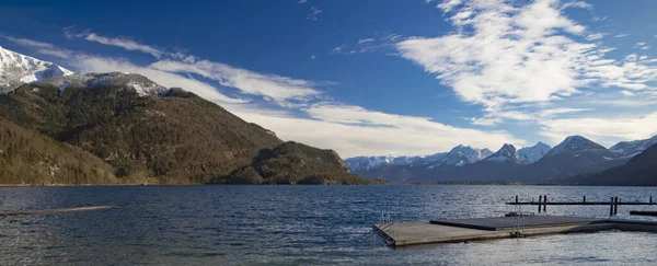 絵のように静かな風景風景アルプスの山々と湖の貯水池の水の素朴なポート木製の桟橋豪華な風景背景空間天気の良い日の時間青い空白い雲と鮮やかな色 — ストック写真