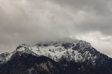 Sisli dağ manzarası kış zamanı kar örtüsü ve bulutlu gökyüzü dramatik arkaplan alanı kopya veya metin için burada