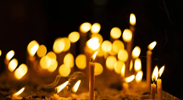 Vela Cera Chama Fogo Iluminação Amarela Espiritual Oração Religião Conceito — Fotografia de Stock