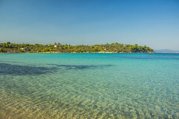 宁静的风景秀丽的热带风景秀丽的海湾清澈的海水主要的陆地海岸线与孤独的小木屋公寓夏季度假季节花些时间清澈的天气日光浴空间 — 图库照片