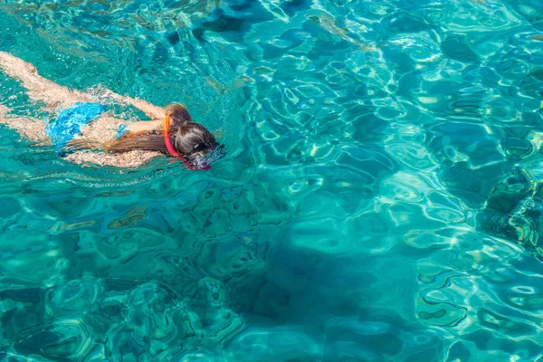 Nyári Nyaralás Életstílus Tapéta Poszter Koncepció Fehér Európai Lány Úszás — Stock Fotó